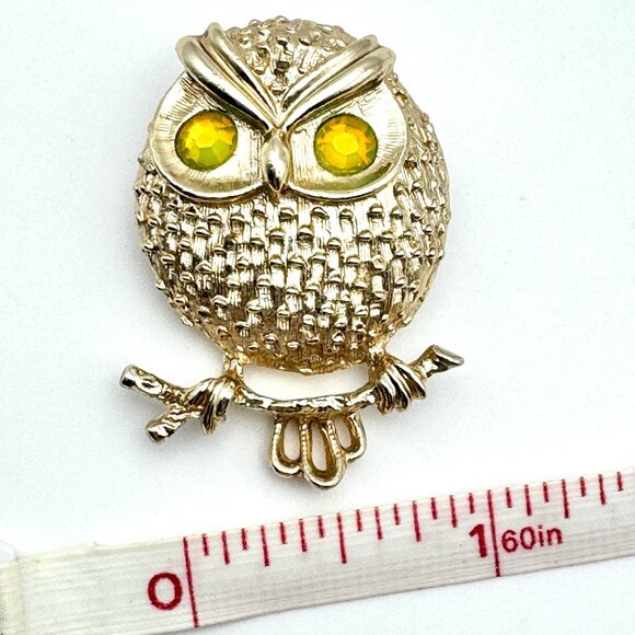 Vintage 70s Sarah Coventry Gold-Tone Owl Brooch W/ Green Eyes - Picture 8 of 9
